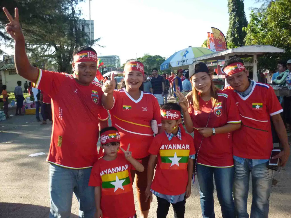 Hàng ngàn cổ động viên ùn ùn kéo về sân Thuwanna ảnh 7 Hàng ngàn cổ động viên ùn ùn kéo về sân Thuwanna ảnh 7